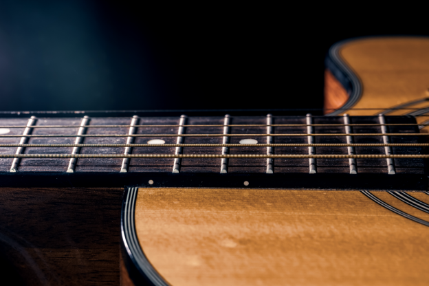 Violão com destaque para as cordas, para falar sobre quando afinar o violão