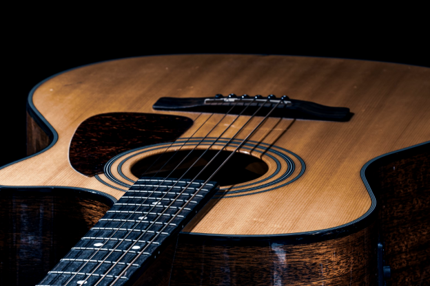Violão com cordas de aço, para dar dicas sobre como comprar