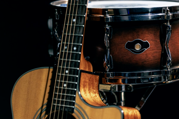 Violão e tambor, instrumentos musicais
