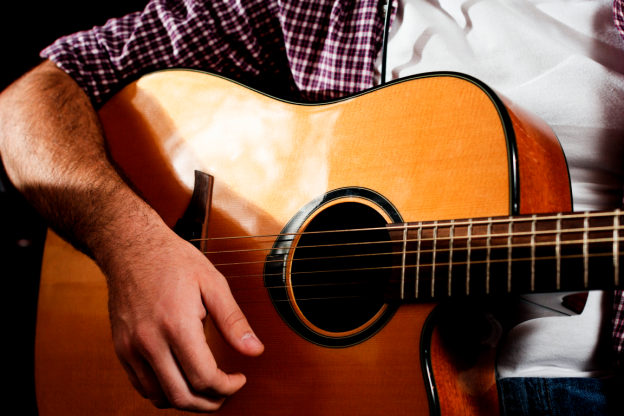 Homem tentando aprender violão fácil