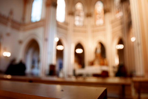 Igreja bem iluminada, para falar sobre o músico para o seu casamento