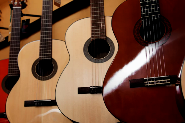 Violões pendurados na loja, para falar sobre comprar violão de nylon
